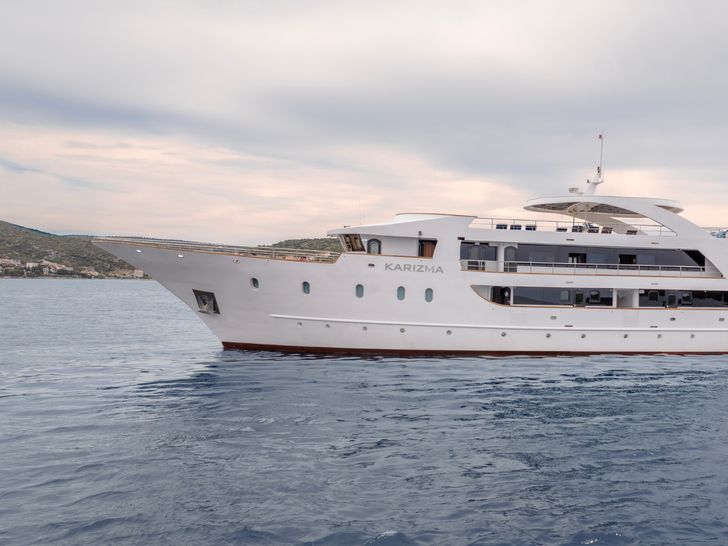 KARIZMA Custom 48m - bow view KARIZMA Custom 48m - bow view