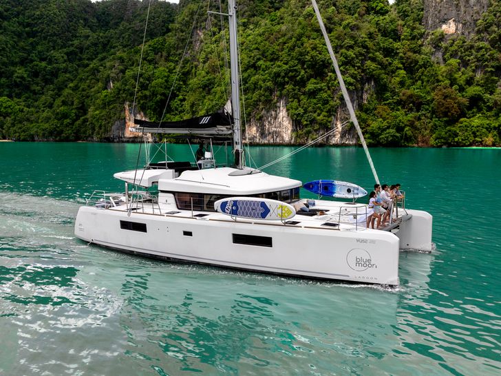 BLUE MOON Lagoon 52F - profile BLUE MOON Lagoon 52F - profile