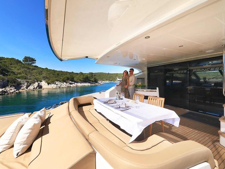 AGAVE Princess V85 - aft lounge and dining area AGAVE Princess V85 - aft lounge and dining area