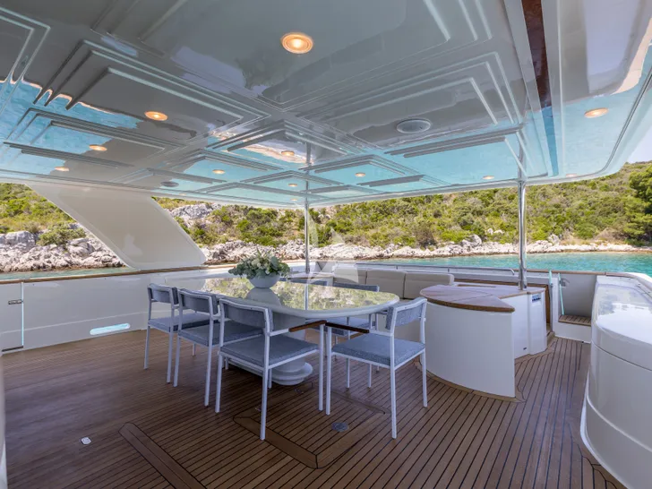 KLOBUK Ferretti Custom Line Navetta 30 - aft deck dining KLOBUK Ferretti Custom Line Navetta 30 - aft deck dining