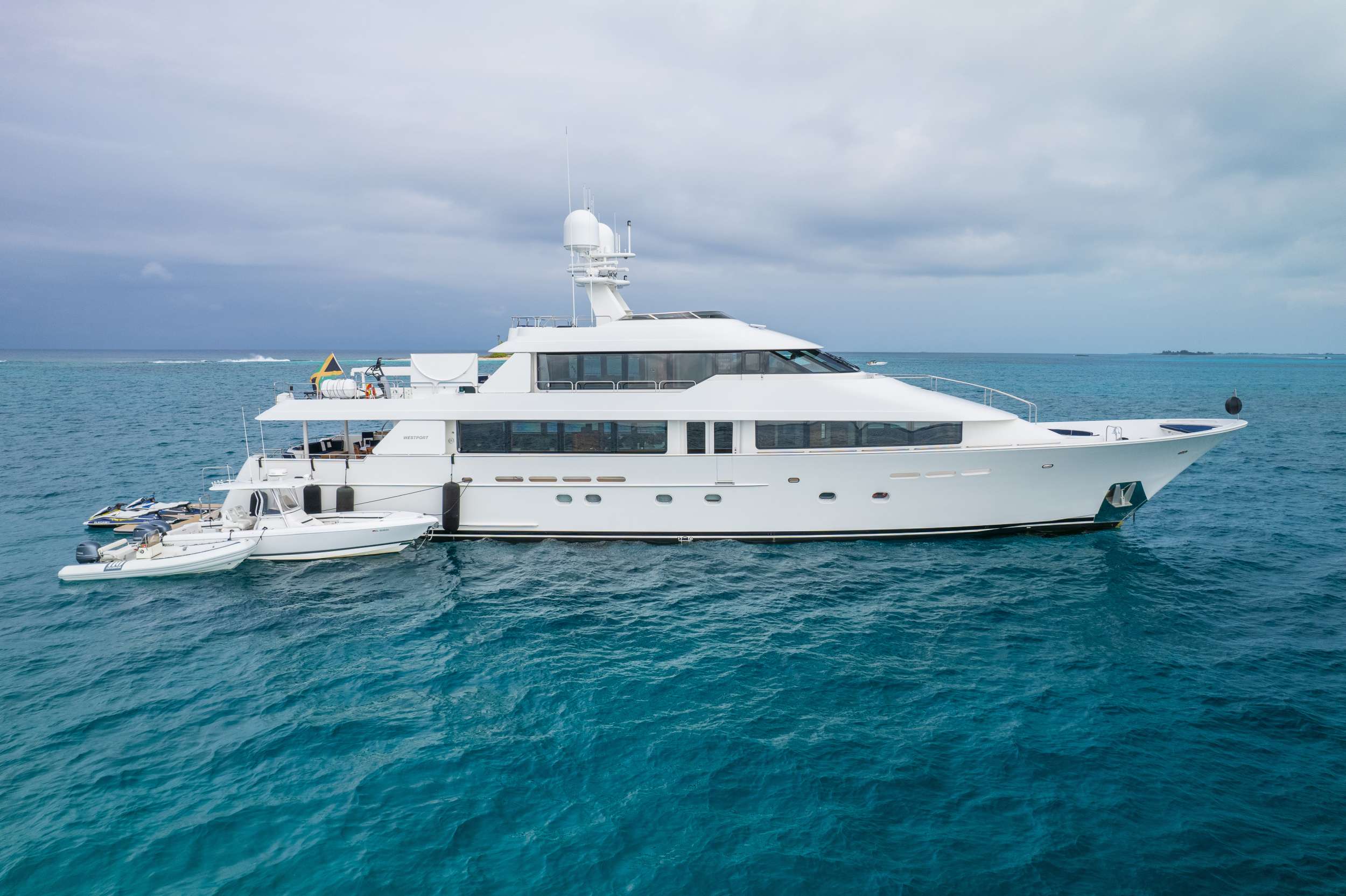 Charter Yacht AVALINA - Westport 130 - 5 Cabins - Nassau - Exumas - Bahamas