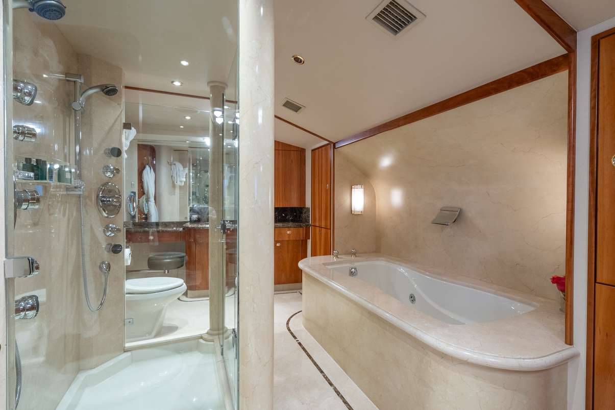 Charter Yacht AVALINA - Westport 130 - 5 Cabins - Nassau - Exumas - Bahamas