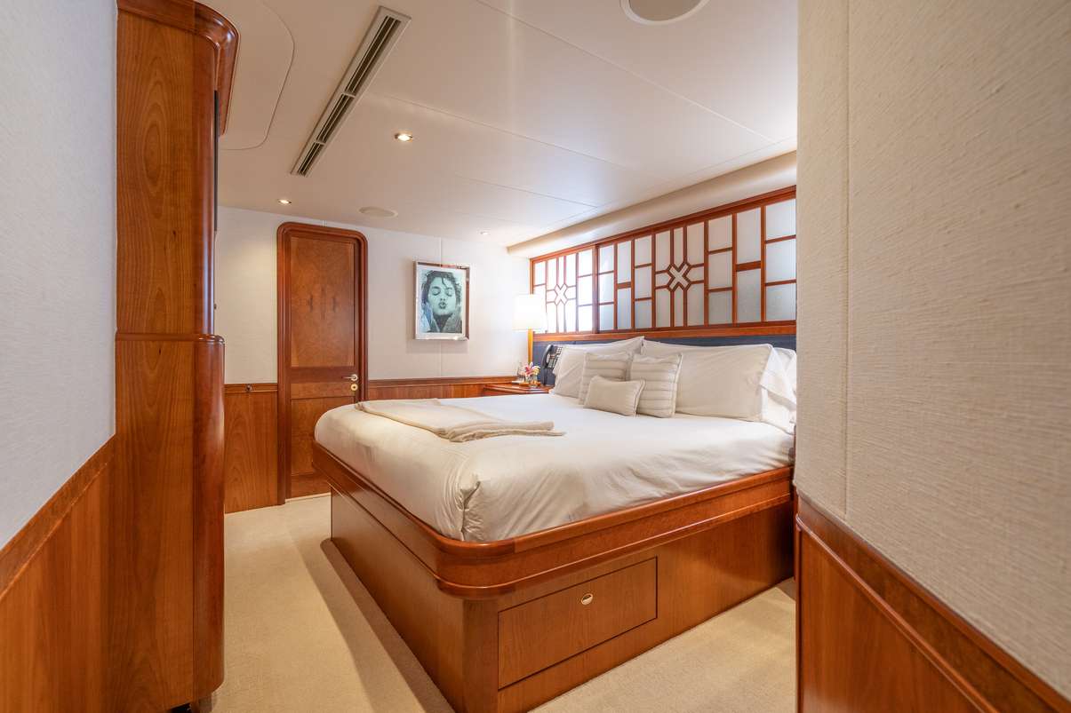 Charter Yacht AVALINA - Westport 130 - 5 Cabins - Nassau - Exumas - Bahamas