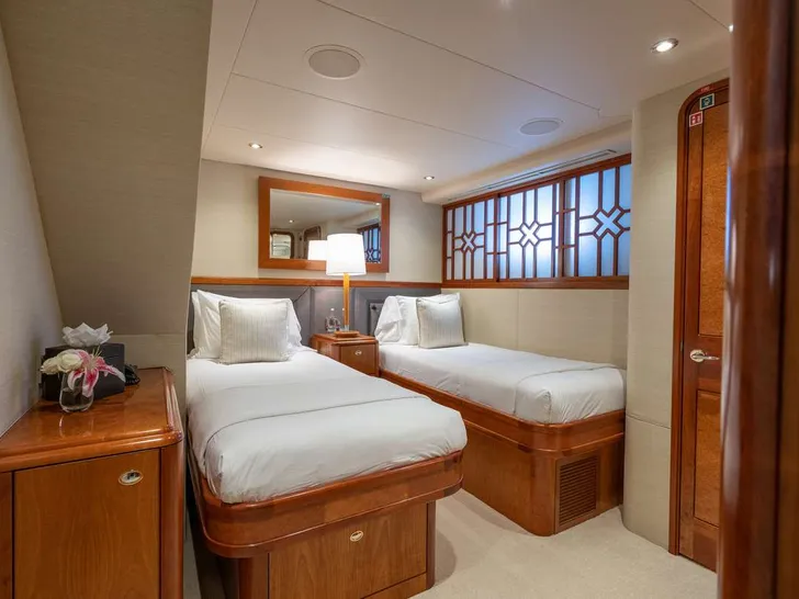 AVALINA Westport 130 - twin cabin AVALINA Westport 130 - twin cabin