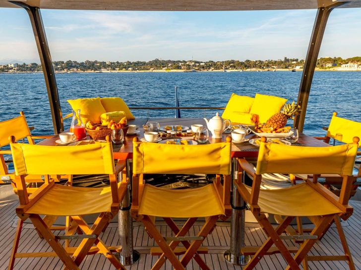 QUANTUM Peri 29 - aft deck alfresco dining area QUANTUM Peri 29 - aft deck alfresco dining area