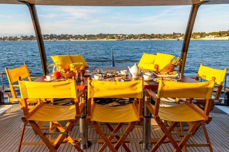 Charter Yacht QUANTUM - Peri 29 - 4 Cabins - Cannes - Antibes - Nice - St Tropez - French Riviera - Monaco