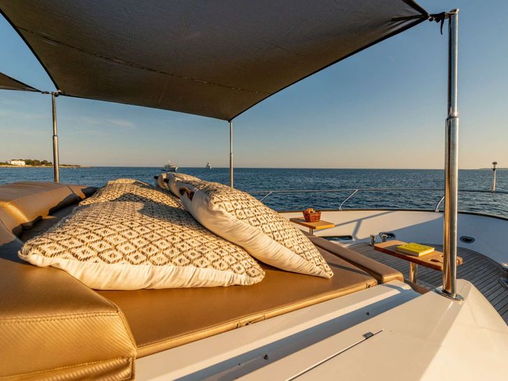 QUANTUM Peri 29 - foredeck lounge QUANTUM Peri 29 - foredeck lounge