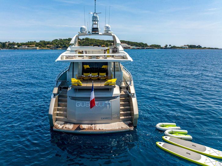 QUANTUM Peri 29 - aft shot with the water toys QUANTUM Peri 29 - aft shot with the water toys