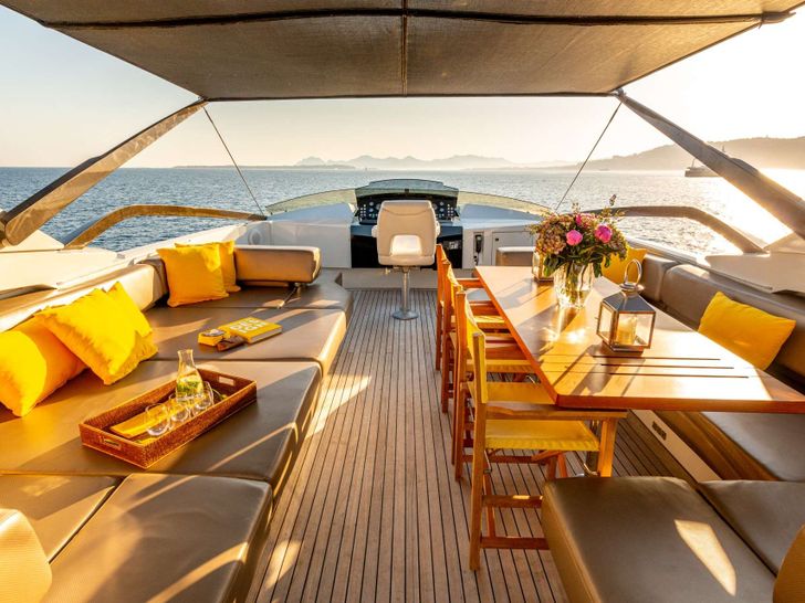 QUANTUM Peri 29 - sun deck seating and dining area QUANTUM Peri 29 - sun deck seating and dining area