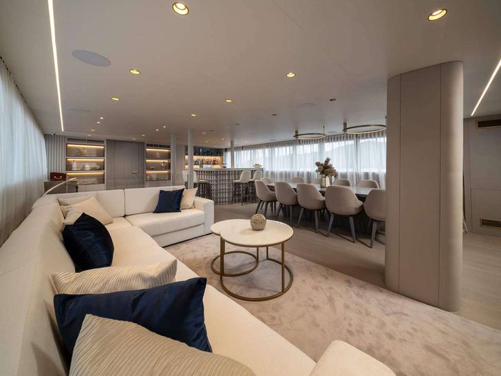 NOCTURNO Custom Rayburn 48m - saloon NOCTURNO Custom Rayburn 48m - saloon