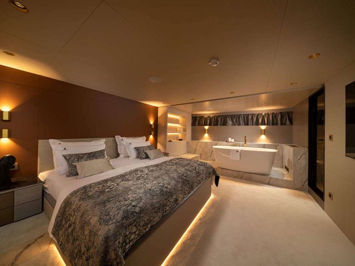 NOCTURNO Custom Rayburn 48m - master cabin NOCTURNO Custom Rayburn 48m - master cabin