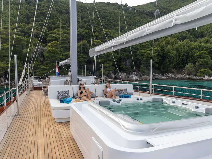 NOCTURNO Custom Rayburn 48m - upper deck and jacuzzi NOCTURNO Custom Rayburn 48m - upper deck and jacuzzi