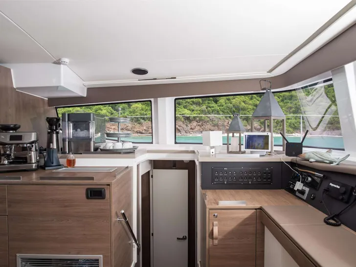 DEBORAH ANNE Bali 4.8 - navigation center and coffee maker DEBORAH ANNE Bali 4.8 - navigation center and coffee maker