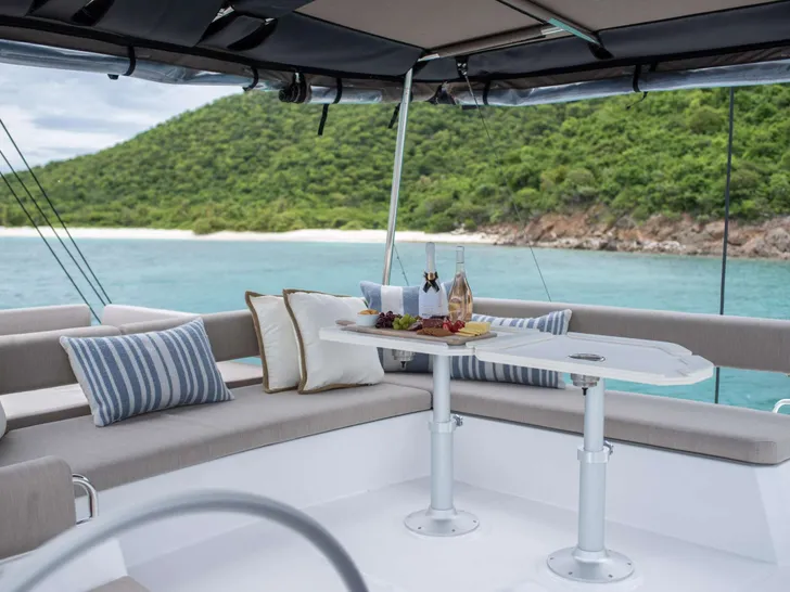 DEBORAH ANNE Bali 4.8 - flybridge seating DEBORAH ANNE Bali 4.8 - flybridge seating