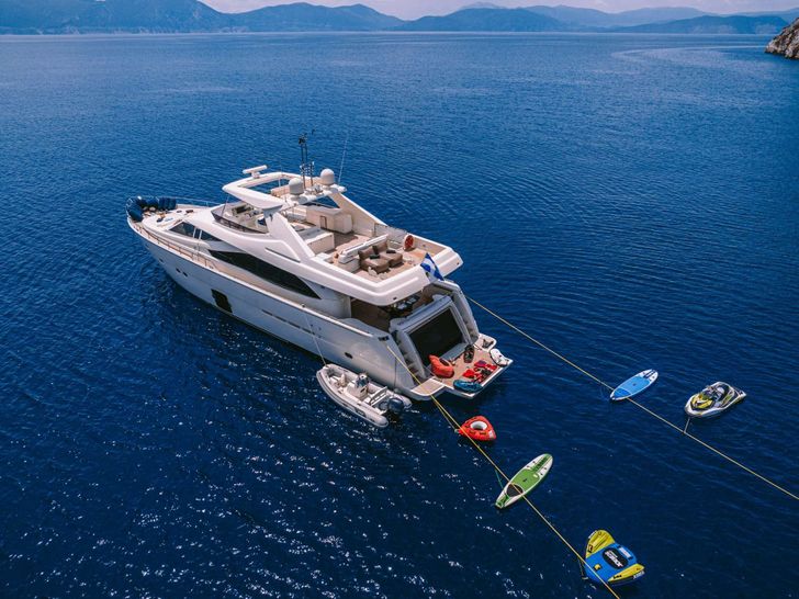 MAYBE NOT Ferretti 830 - profile MAYBE NOT Ferretti 830 - profile