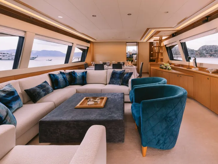 MAYBE NOT Ferretti 830 - saloon MAYBE NOT Ferretti 830 - saloon