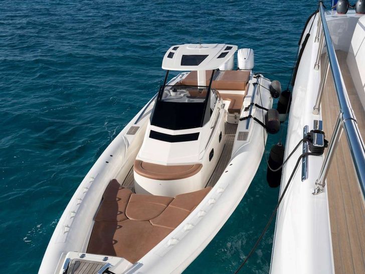 TOTAL Mangusta 108 - tender TOTAL Mangusta 108 - tender