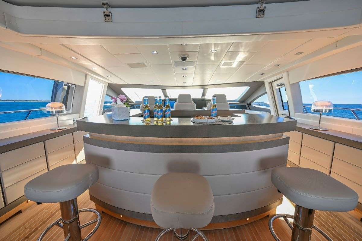 TOTAL Mangusta 108 - main saloon bar