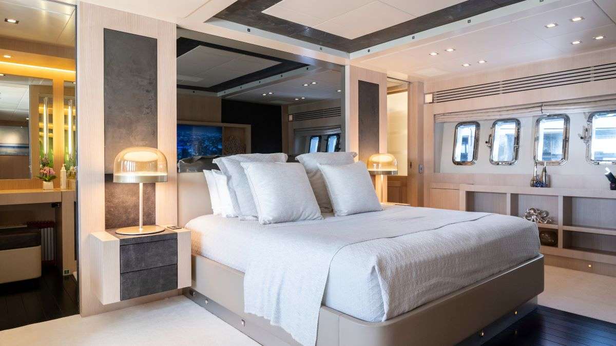 TOTAL Mangusta 108 - master cabin