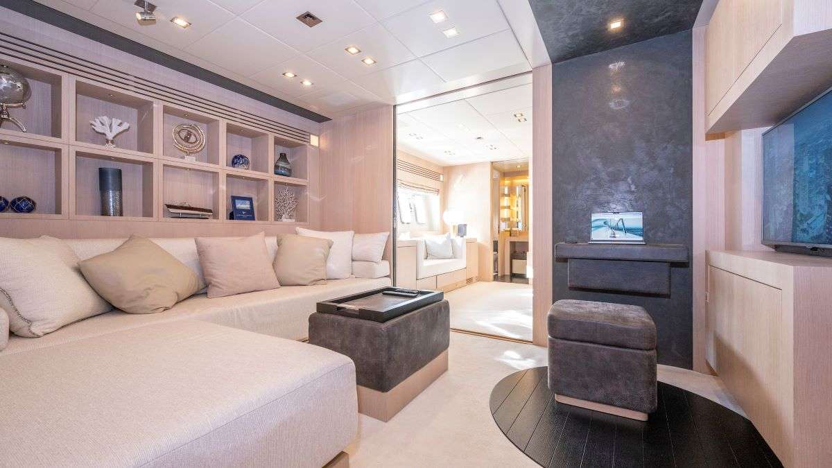 TOTAL Mangusta 108 - master cabin TV lounge