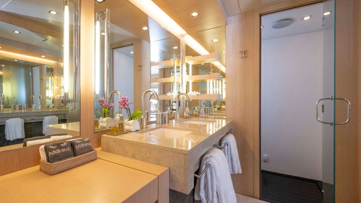 TOTAL Mangusta 108 - master cabin bathroom