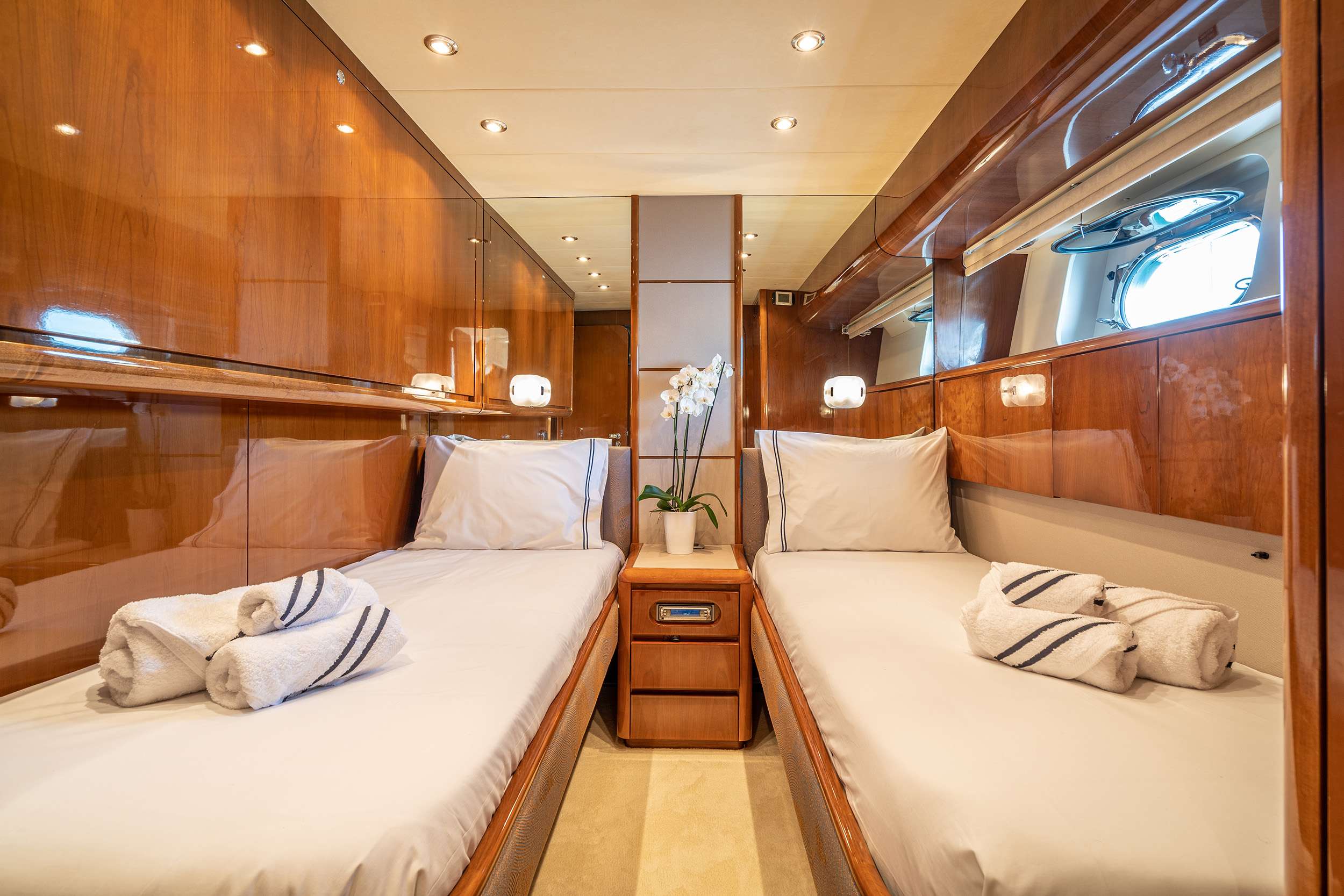 ESTIA POSEIDON Falcon 85 - twin cabin 1