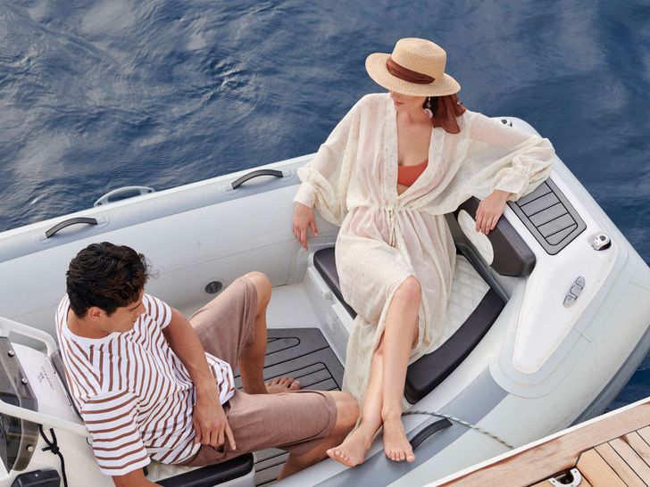 ESTIA POSEIDON Falcon 85 - tender ESTIA POSEIDON Falcon 85 - tender