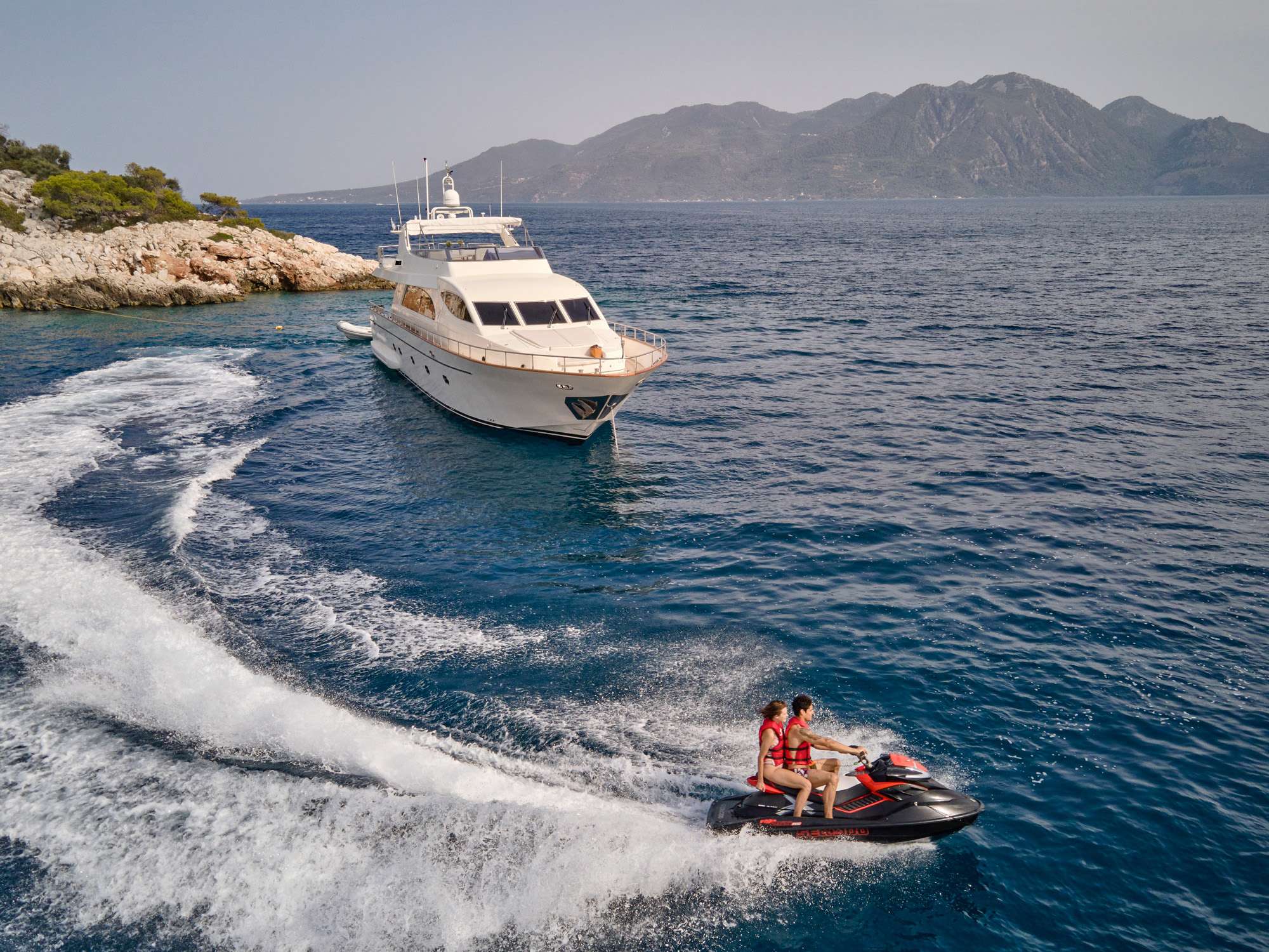 ESTIA POSEIDON Falcon 85 - with the jet ski