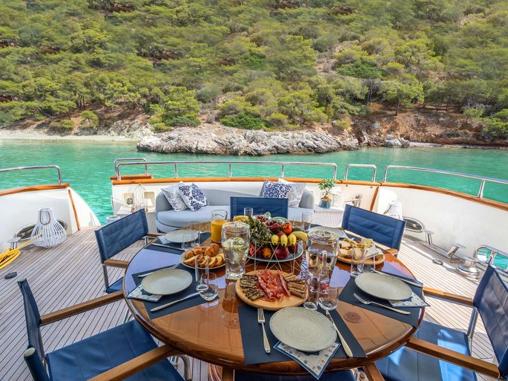 ESTIA POSEIDON Falcon 85 - alfresco dining area ESTIA POSEIDON Falcon 85 - alfresco dining area