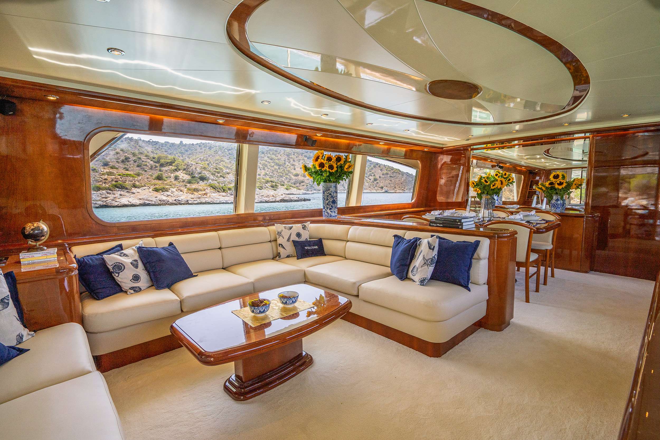 ESTIA POSEIDON Falcon 85 - saloon