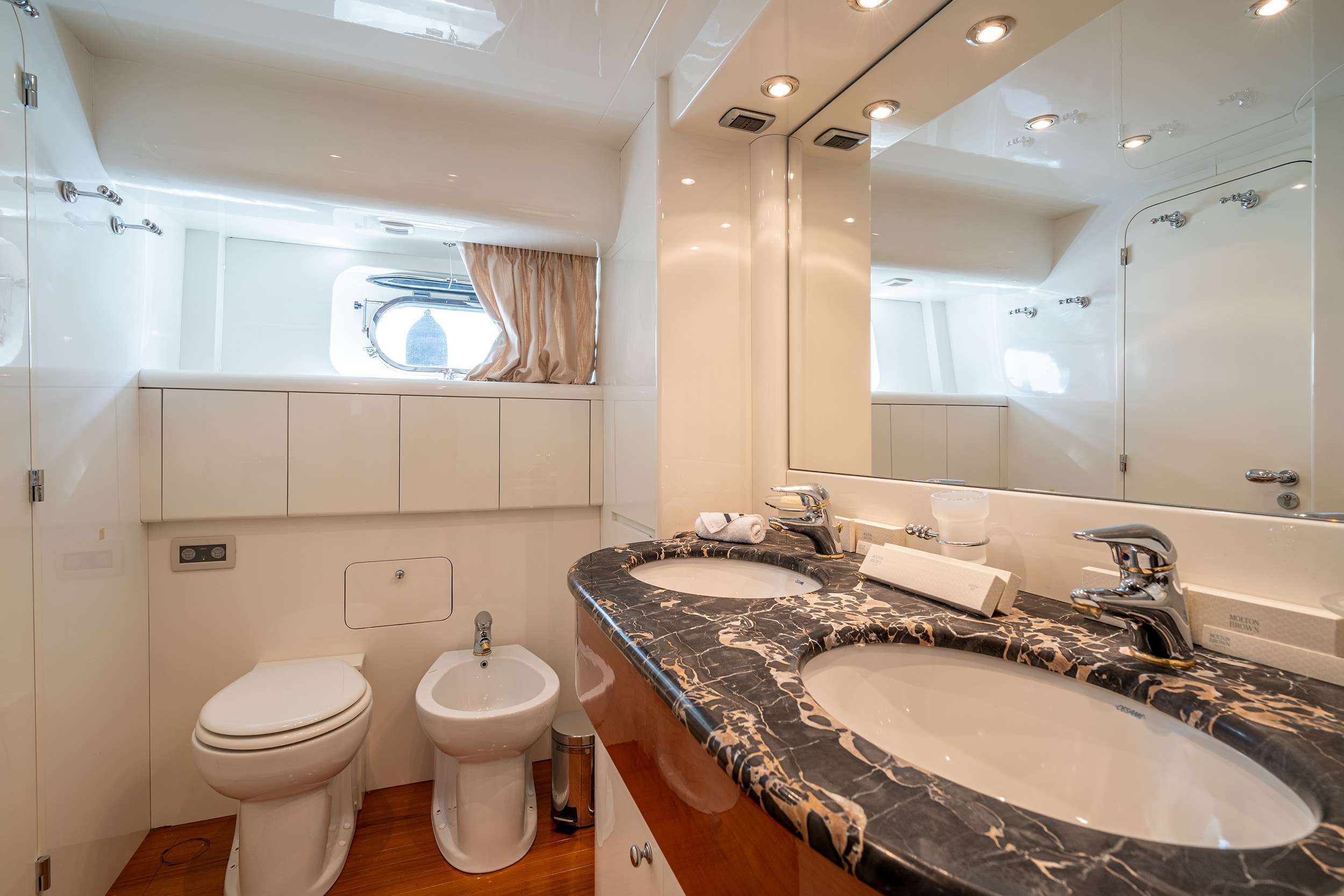 ESTIA POSEIDON Falcon 85 - master cabin bathroom