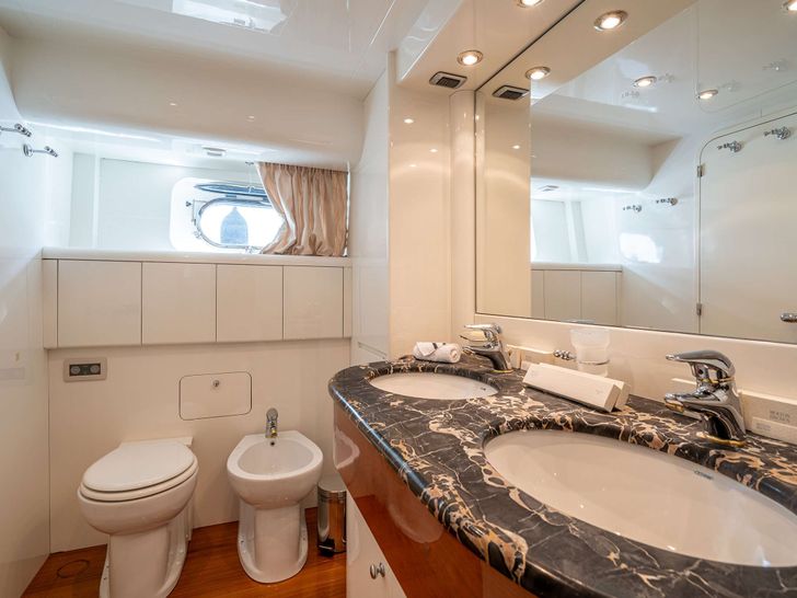 ESTIA POSEIDON Falcon 85 - master cabin bathroom ESTIA POSEIDON Falcon 85 - master cabin bathroom