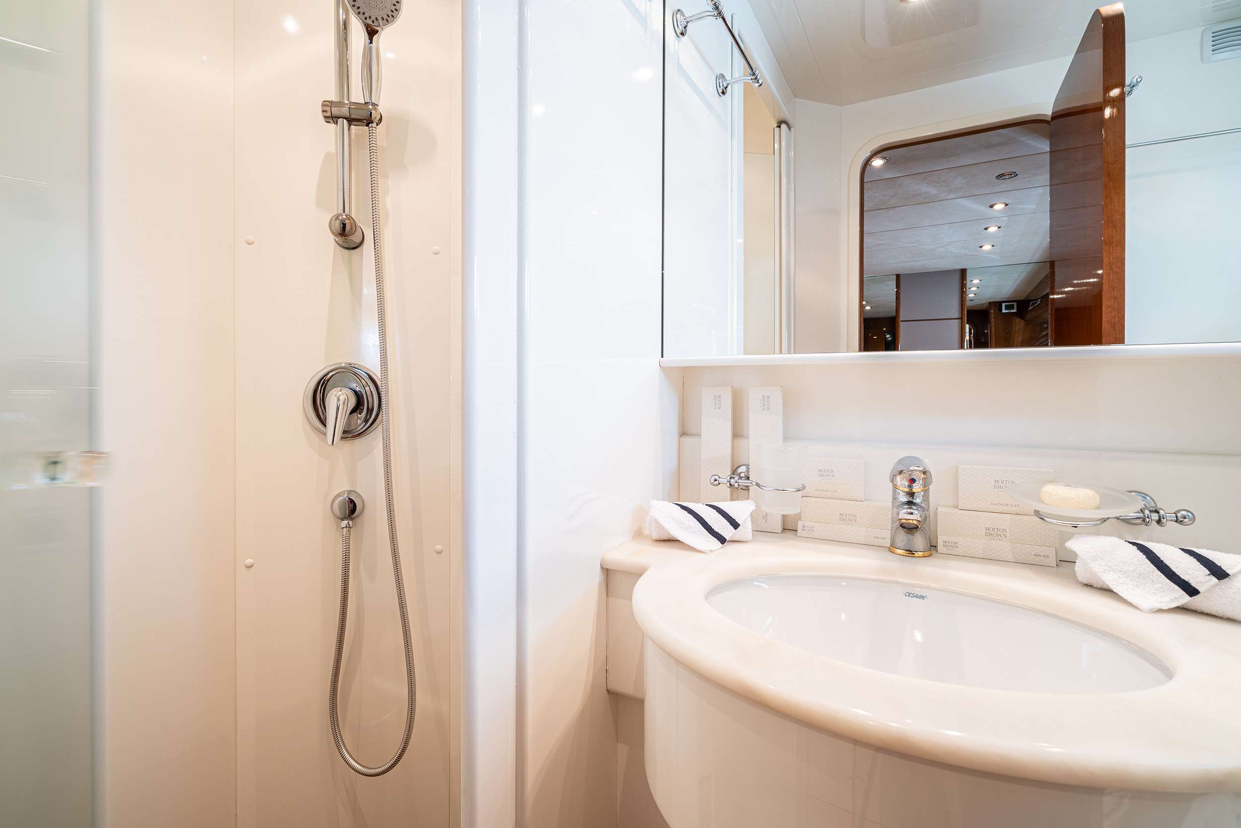 ESTIA POSEIDON Falcon 85 - VIP cabin bathroom