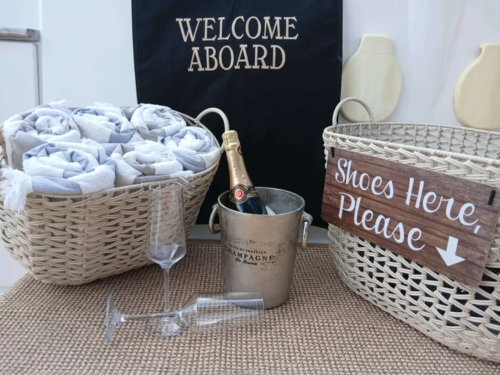 ZURI 3 Bali 5.4 - wine and towels ZURI 3 Bali 5.4 - wine and towels