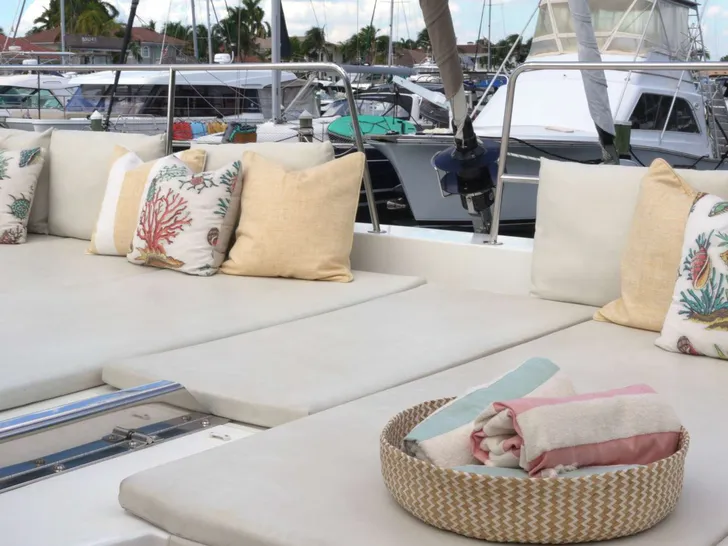 ZURI 3 Bali 5.4 - foredeck sun pads ZURI 3 Bali 5.4 - foredeck sun pads