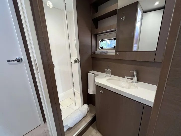 ZURI 3 Bali 5.4 - cabin bathroom ZURI 3 Bali 5.4 - cabin bathroom