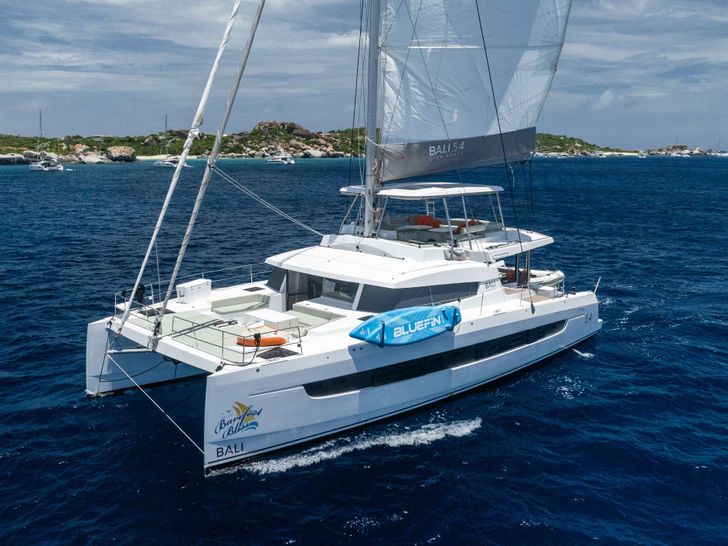 BAREFOOT BLISS Bali 5.4 - sailing side profile BAREFOOT BLISS Bali 5.4 - sailing side profile