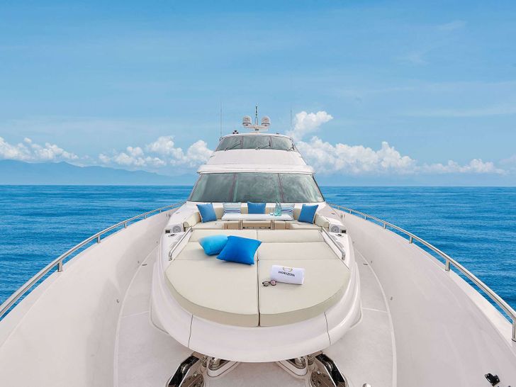 NAYA MARYN Horizon 94 - foredeck NAYA MARYN Horizon 94 - foredeck