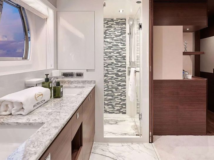 NAYA MARYN Horizon 94 - master cabin bathroom NAYA MARYN Horizon 94 - master cabin bathroom