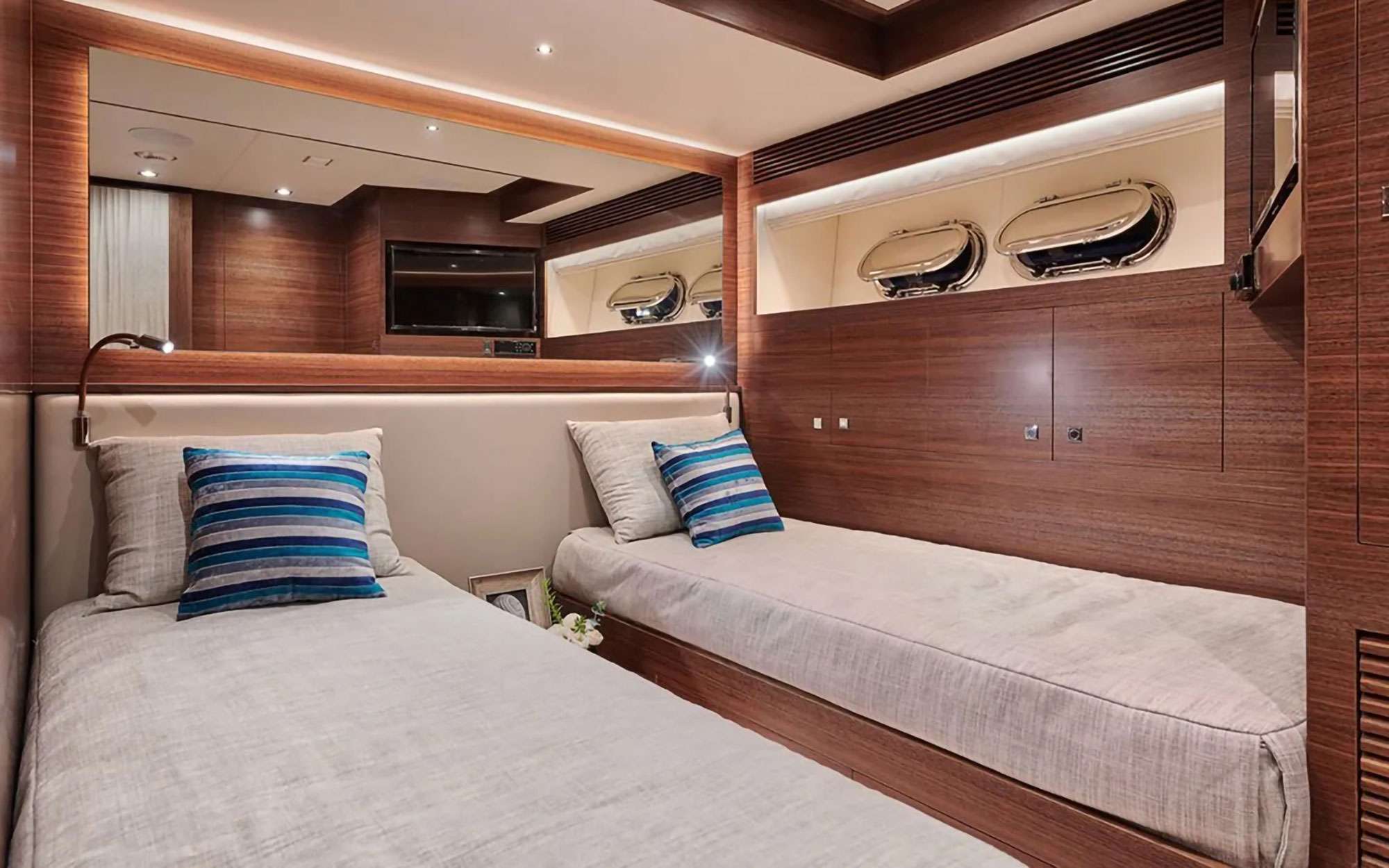 Charter Yacht NAYA MARYN - Horizon 94 - 4 Cabins - Nassau - Exumas - Staniel Cay - Bahamas