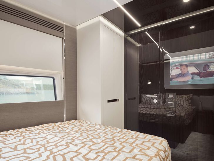 MYNE Azimut S8 - VIP cabin bed and TV MYNE Azimut S8 - VIP cabin bed and TV