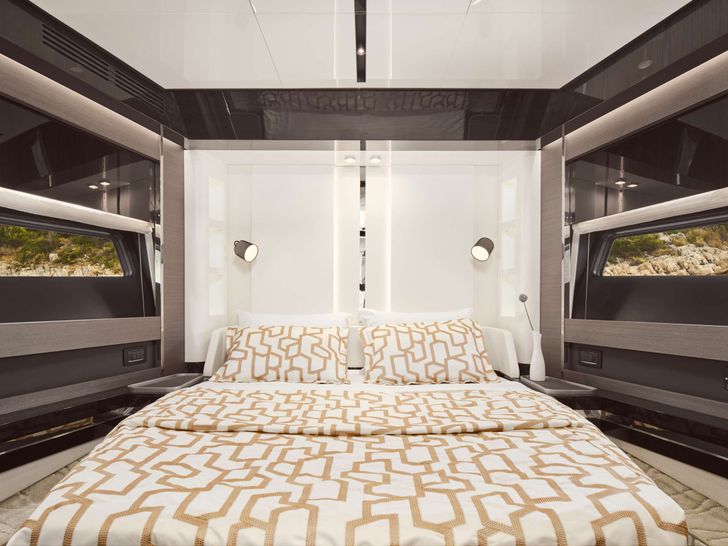 MYNE Azimut S8 - master cabin MYNE Azimut S8 - master cabin