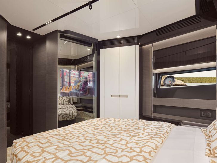 MYNE Azimut S8 - master cabin bed MYNE Azimut S8 - master cabin bed