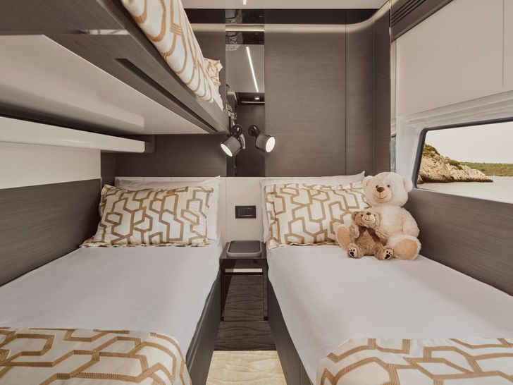 MYNE Azimut S8 - twin cabin MYNE Azimut S8 - twin cabin