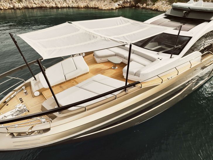 MYNE Azimut S8 - foredeck MYNE Azimut S8 - foredeck