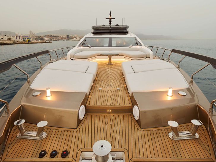 MYNE Azimut S8 - foredeck lounge and sunbathing area MYNE Azimut S8 - foredeck lounge and sunbathing area