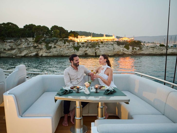 MYNE Azimut S8 - romantic date under the sunset MYNE Azimut S8 - romantic date under the sunset