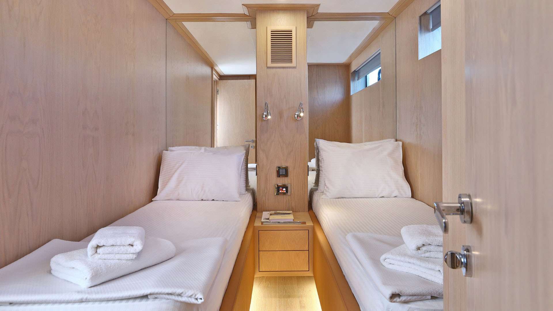 UKIEL Aegean Explorer M26 - twin cabin