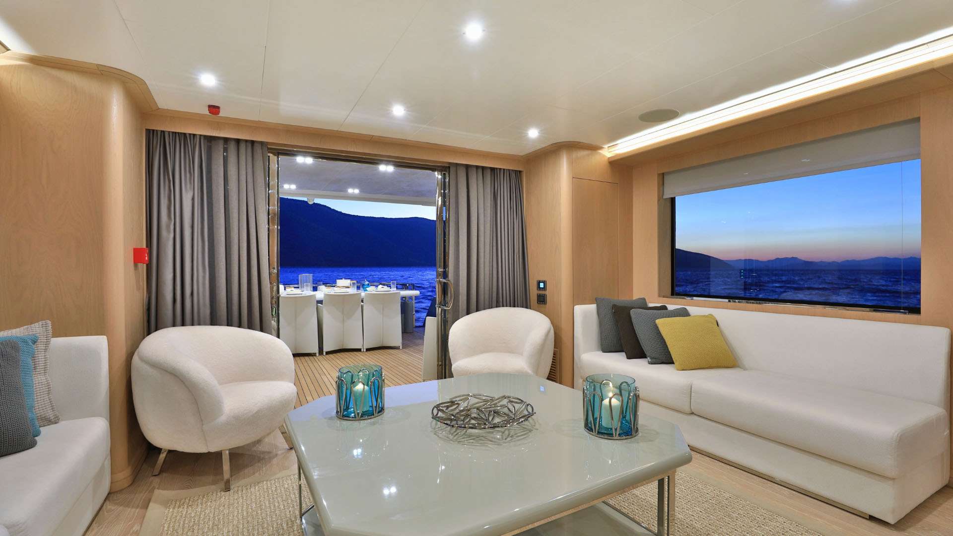 UKIEL Aegean Explorer M26 - main saloon lounge