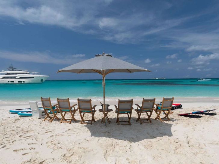 EROS Ferretti Custom Line Navetta 37 - beach set up EROS Ferretti Custom Line Navetta 37 - beach set up